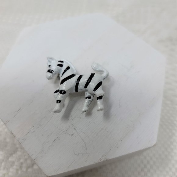 Zebra Metal Pin Brooch Small Black & White Fun - Picture 1 of 7
